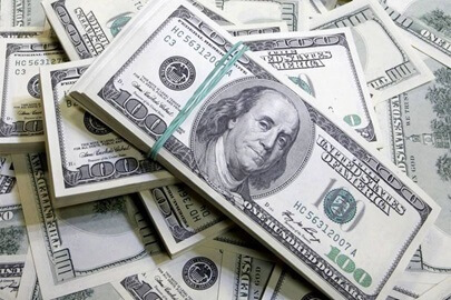 Dollar Hits Lowest Level in a Month After Decline in US Bond Yields