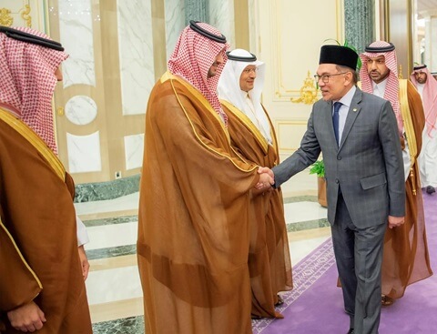 Saudi Crown Prince Holds Talks with Malaysian Prime Minister in Riyadh