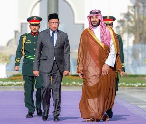 Saudi Crown Prince Welcomes Malaysian Prime Minister for Bilateral Talks